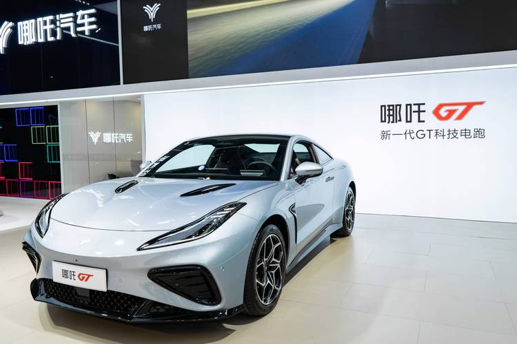 广州117哪吒汽车在智能汽车领域的表现，领途汽车在新能源汽车市场中的影响力